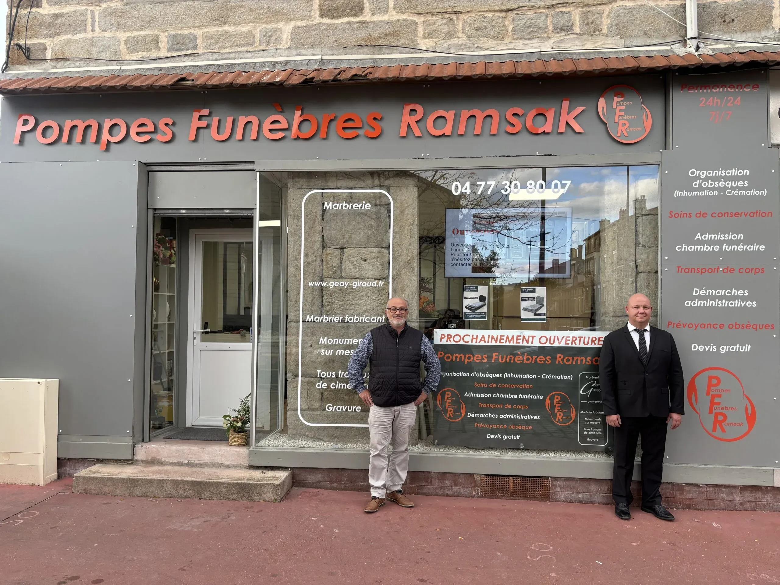 Devanture de l'agence Pompes Funèbres Ramsak avec du personnel.