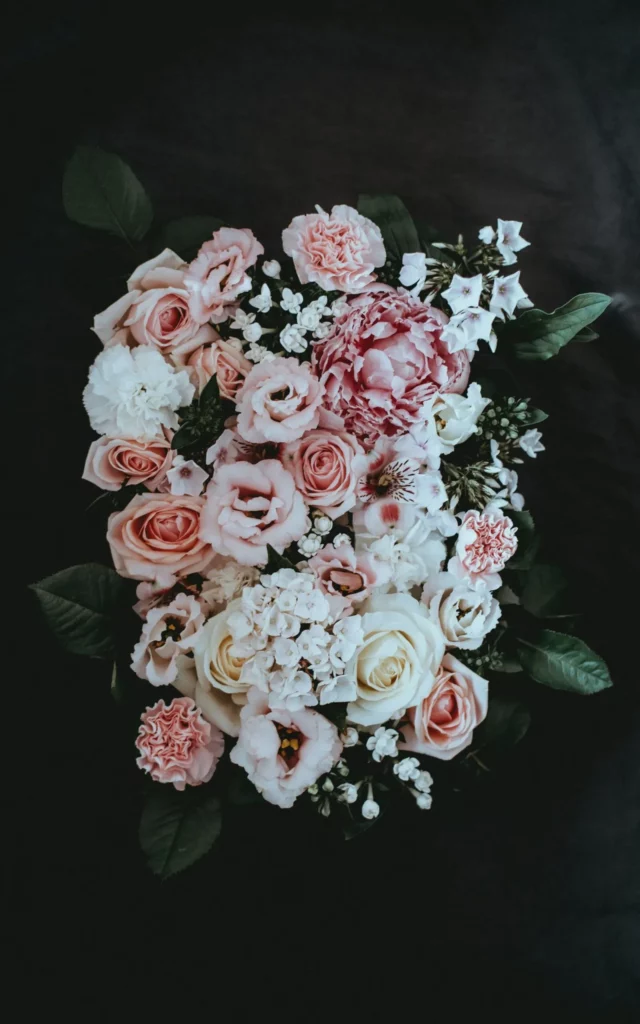 Grand bouquet composé de pivoines, roses et fleurs blanches.