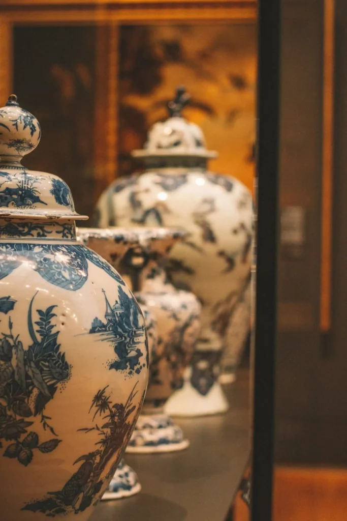 Urnes funéraires en céramique décorée exposées dans une vitrine.